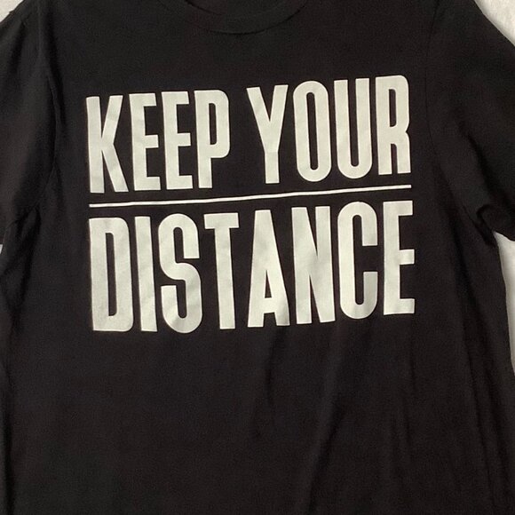 Keep Your Distance Graphic Tee T-Shirt Men Small Black Goth Zombie Apocalypse - Picture 3 of 3
